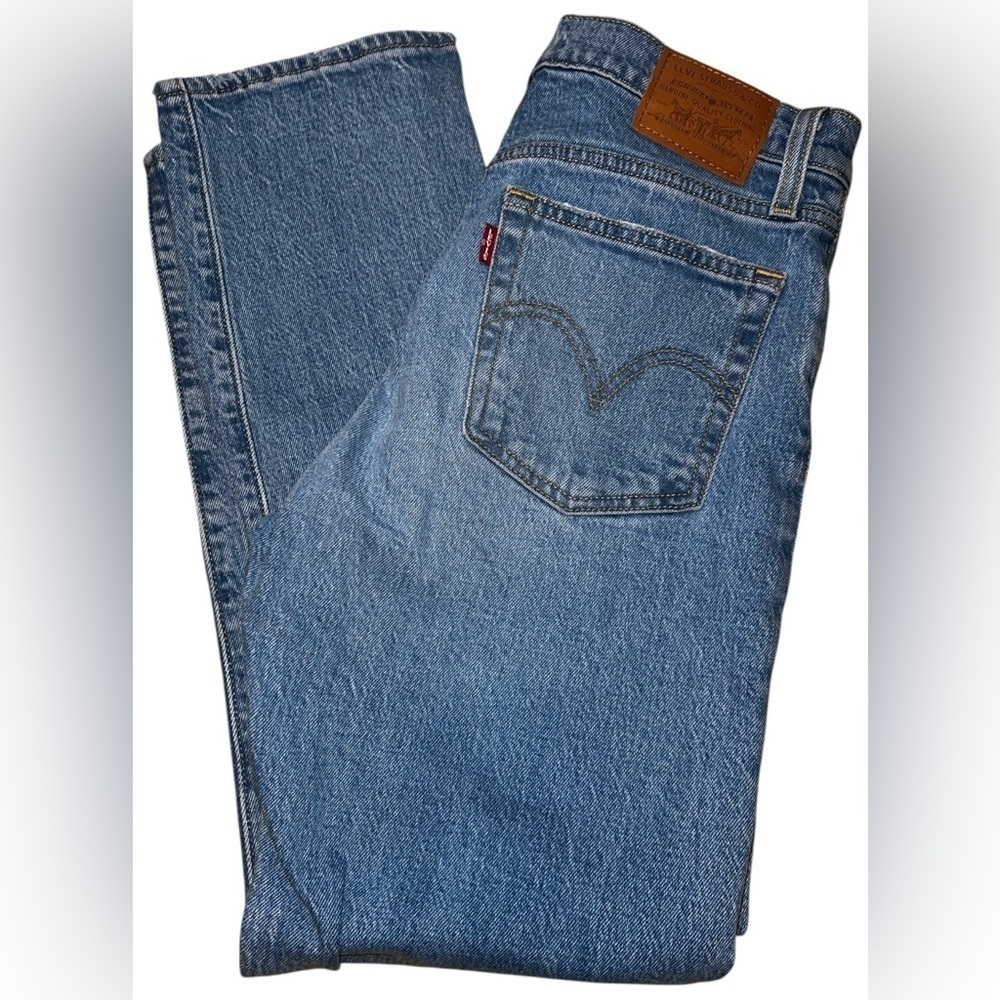 Levi's Premium Wedgie Straight Fit Women's Jeans
-Medium Wash